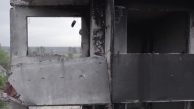 Bu stok videosu Ukrayna 'daki savaşı gösteriyor. Borodyanka, Bucha bölgesindeki harap olmuş bir bina. Gri, renksiz, düz.