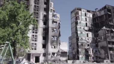 Bu stok videosu Ukrayna 'daki savaşı gösteriyor. Borodyanka, Bucha bölgesindeki harap olmuş bir bina. Gri, renksiz, düz.