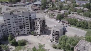 Bu stok videosu Ukrayna 'daki savaşı gösteriyor. Borodyanka, Bucha bölgesindeki harap olmuş bir bina. Gri, renksiz, düz.