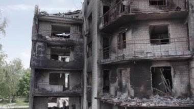 Bu stok videosu Ukrayna 'daki savaşı gösteriyor. Borodyanka, Bucha bölgesindeki harap olmuş bir bina. Gri, renksiz, düz.