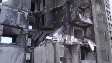 Bu stok videosu Ukrayna 'daki savaşı gösteriyor. Borodyanka, Bucha bölgesindeki harap olmuş bir bina. Gri, renksiz, düz.