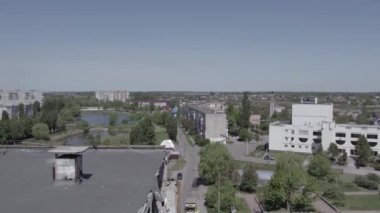 Bu stok videosu Ukrayna 'daki savaşı gösteriyor. Borodyanka, Bucha bölgesindeki harap olmuş bir bina. Gri, renksiz, düz.