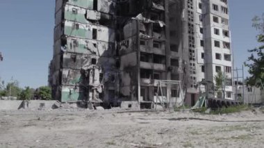 Bu stok videosu Ukrayna 'daki savaşı gösteriyor. Borodyanka, Bucha bölgesindeki harap olmuş bir bina. Gri, renksiz, düz.