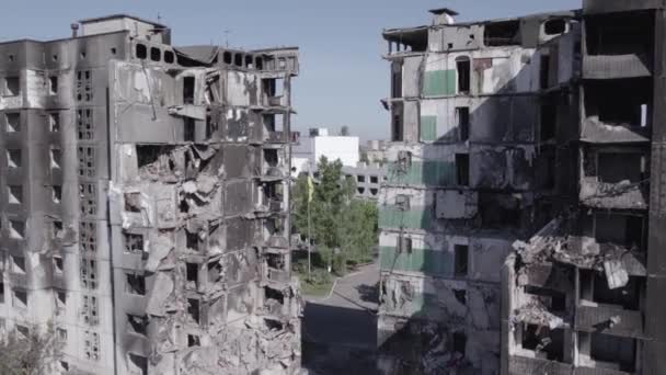 このストックビデオは ウクライナでの戦争を示しています ボロディアンカ ブチャ地区 グレー 色なし フラットの破壊された住宅ビル — ストック動画