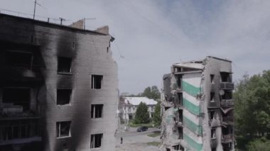 Bu stok videosu Ukrayna 'daki savaşı gösteriyor. Borodyanka, Bucha bölgesindeki harap olmuş bir bina. Gri, renksiz, düz.