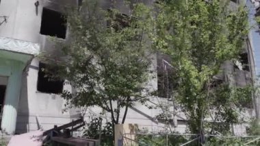 Bu stok videosu Ukrayna 'daki savaşı gösteriyor. Borodyanka, Bucha bölgesindeki harap olmuş bir bina. Gri, renksiz, düz.