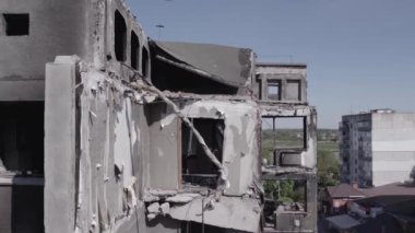 Bu stok videosu Ukrayna 'daki savaşı gösteriyor. Borodyanka, Bucha bölgesindeki harap olmuş bir bina. Gri, renksiz, düz.