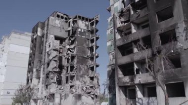 Bu stok videosu Ukrayna 'daki savaşı gösteriyor. Borodyanka, Bucha bölgesindeki harap olmuş bir bina. Gri, renksiz, düz.