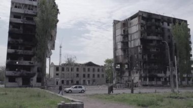 Bu stok videosu Ukrayna 'daki savaşı gösteriyor. Borodyanka, Bucha bölgesindeki harap olmuş bir bina. Gri, renksiz, düz.