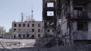 Bu stok videosu Ukrayna 'daki savaşı gösteriyor. Borodyanka, Bucha bölgesindeki harap olmuş bir bina. Gri, renksiz, düz.