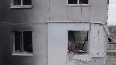 Bu stok videosu Ukrayna 'daki savaşı gösteriyor. Borodyanka, Bucha bölgesindeki harap olmuş bir bina. Gri, renksiz, düz.
