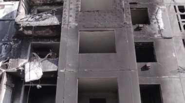 Bu stok videosu Ukrayna 'daki savaşı gösteriyor. Borodyanka, Bucha bölgesindeki harap olmuş bir bina. Gri, renksiz, düz.