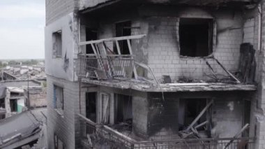 Bu stok videosu Ukrayna 'daki savaşı gösteriyor. Borodyanka, Bucha bölgesindeki harap olmuş bir bina. Gri, renksiz, düz.