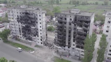 Bu stok videosu Ukrayna 'daki savaşı gösteriyor. Borodyanka, Bucha bölgesindeki harap olmuş bir bina. Gri, renksiz, düz.
