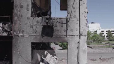 Bu stok videosu Ukrayna 'daki savaşı gösteriyor. Borodyanka, Bucha bölgesindeki harap olmuş bir bina. Gri, renksiz, düz.