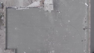 Bu stok videosu Ukrayna 'daki savaşı gösteriyor. Borodyanka, Bucha bölgesindeki harap olmuş bir bina. Gri, renksiz, düz.