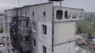 Bu stok videosu Ukrayna 'daki savaşı gösteriyor. Borodyanka, Bucha bölgesindeki harap olmuş bir bina. Gri, renksiz, düz.