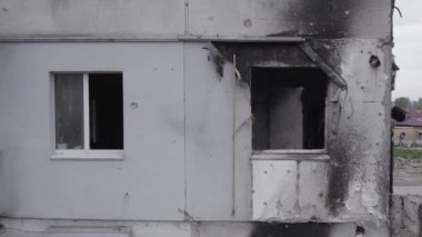 Bu stok videosu Ukrayna 'daki savaşı gösteriyor. Borodyanka, Bucha bölgesindeki harap olmuş bir bina. Gri, renksiz, düz.