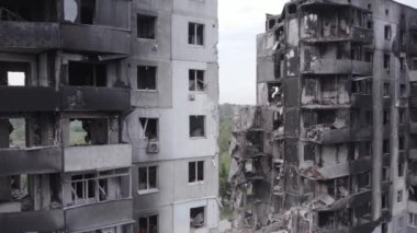 Bu stok videosu Ukrayna 'daki savaşı gösteriyor. Borodyanka, Bucha bölgesindeki harap olmuş bir bina. Gri, renksiz, düz.
