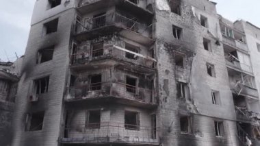Bu stok videosu Ukrayna 'daki savaşı gösteriyor. Borodyanka, Bucha bölgesindeki harap olmuş bir bina. Gri, renksiz, düz.