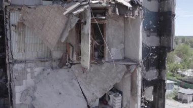 Bu stok videosu Ukrayna 'daki savaşı gösteriyor. Borodyanka, Bucha bölgesindeki harap olmuş bir bina. Gri, renksiz, düz.