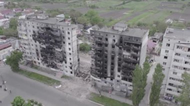 Bu stok videosu Ukrayna 'daki savaşı gösteriyor. Borodyanka, Bucha bölgesindeki harap olmuş bir bina. Gri, renksiz, düz.