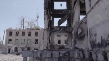 Bu stok videosu Ukrayna 'daki savaşı gösteriyor. Borodyanka, Bucha bölgesindeki harap olmuş bir bina. Gri, renksiz, düz.