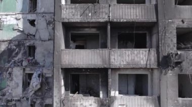Bu stok videosu Ukrayna 'daki savaşı gösteriyor. Borodyanka, Bucha bölgesindeki harap olmuş bir bina. Gri, renksiz, düz.