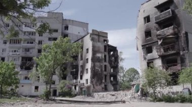 Bu stok videosu Ukrayna 'daki savaşı gösteriyor. Borodyanka, Bucha bölgesindeki harap olmuş bir bina. Gri, renksiz, düz.