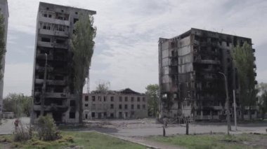 Bu stok videosu Ukrayna 'daki savaşı gösteriyor. Borodyanka, Bucha bölgesindeki harap olmuş bir bina. Gri, renksiz, düz.