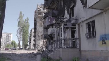 Bu stok videosu Ukrayna 'daki savaşı gösteriyor. Borodyanka, Bucha bölgesindeki harap olmuş bir bina. Gri, renksiz, düz.