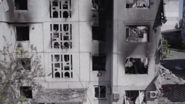 Bu stok videosu Ukrayna 'daki savaşı gösteriyor. Borodyanka, Bucha bölgesindeki harap olmuş bir bina. Gri, renksiz, düz.