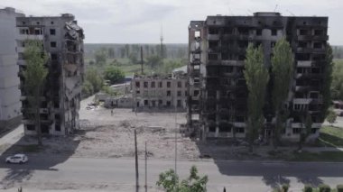 Bu stok videosu Ukrayna 'daki savaşı gösteriyor. Borodyanka, Bucha bölgesindeki harap olmuş bir bina. Gri, renksiz, düz.