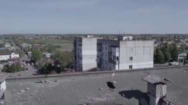 Bu stok videosu Ukrayna 'daki savaşı gösteriyor. Borodyanka, Bucha bölgesindeki harap olmuş bir bina. Gri, renksiz, düz.