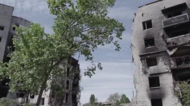 Bu stok videosu Ukrayna 'daki savaşı gösteriyor. Borodyanka, Bucha bölgesindeki harap olmuş bir bina. Gri, renksiz, düz.