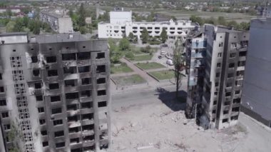 Bu stok videosu Ukrayna 'daki savaşı gösteriyor. Borodyanka, Bucha bölgesindeki harap olmuş bir bina. Gri, renksiz, düz.