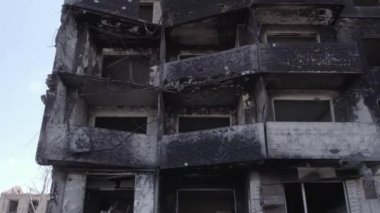 Bu stok videosu Ukrayna 'daki savaşı gösteriyor. Borodyanka, Bucha bölgesindeki harap olmuş bir bina. Gri, renksiz, düz.