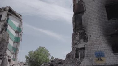 Bu stok videosu Ukrayna 'daki savaşı gösteriyor. Borodyanka, Bucha bölgesindeki harap olmuş bir bina. Gri, renksiz, düz.