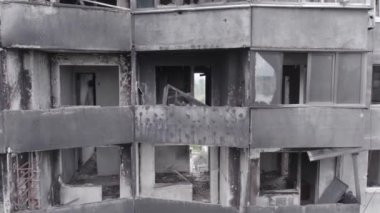 Bu stok videosu Ukrayna 'daki savaşı gösteriyor. Borodyanka, Bucha bölgesindeki harap olmuş bir bina. Gri, renksiz, düz.