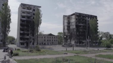 Bu stok videosu Ukrayna 'daki savaşı gösteriyor. Borodyanka, Bucha bölgesindeki harap olmuş bir bina. Gri, renksiz, düz.