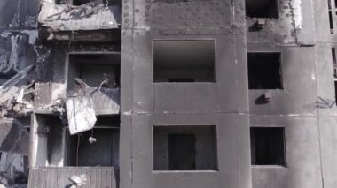 Bu stok videosu Ukrayna 'daki savaşı gösteriyor. Borodyanka, Bucha bölgesindeki harap olmuş bir bina. Gri, renksiz, düz.
