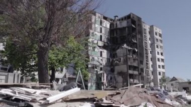 Bu stok videosu Ukrayna 'daki savaşı gösteriyor. Borodyanka, Bucha bölgesindeki harap olmuş bir bina. Gri, renksiz, düz.