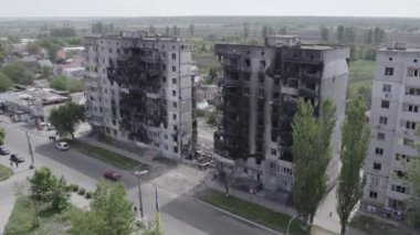 Bu stok videosu Ukrayna 'daki savaşı gösteriyor. Borodyanka, Bucha bölgesindeki harap olmuş bir bina. Gri, renksiz, düz.