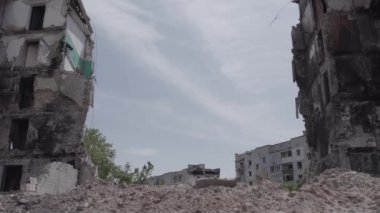 Bu stok videosu Ukrayna 'daki savaşı gösteriyor. Borodyanka, Bucha bölgesindeki harap olmuş bir bina. Gri, renksiz, düz.