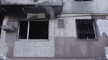 Bu stok videosu Ukrayna 'daki savaşı gösteriyor. Borodyanka, Bucha bölgesindeki harap olmuş bir bina. Gri, renksiz, düz.