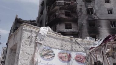 Bu stok videosu Ukrayna 'daki savaşı gösteriyor. Borodyanka, Bucha bölgesindeki harap olmuş bir bina. Gri, renksiz, düz.