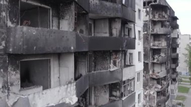 Bu stok videosu Ukrayna 'daki savaşı gösteriyor. Borodyanka, Bucha bölgesindeki harap olmuş bir bina. Gri, renksiz, düz.
