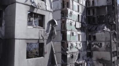 Bu stok videosu Ukrayna 'daki savaşı gösteriyor. Borodyanka, Bucha bölgesindeki harap olmuş bir bina. Gri, renksiz, düz.