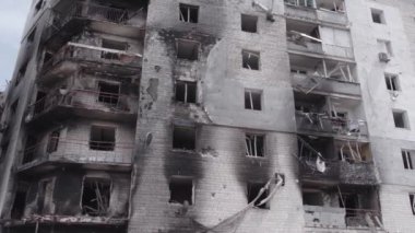 Bu stok videosu Ukrayna 'daki savaşı gösteriyor. Borodyanka, Bucha bölgesindeki harap olmuş bir bina. Gri, renksiz, düz.