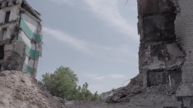 Bu stok videosu Ukrayna 'daki savaşı gösteriyor. Borodyanka, Bucha bölgesindeki harap olmuş bir bina. Gri, renksiz, düz.